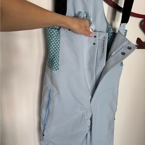 Black crows blue bib!